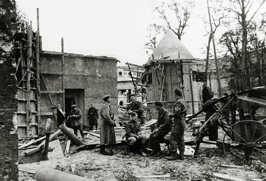 【英苏的会师】
这张照片拍摄于1945 年 7 月，英军士兵和苏军士兵在柏林地堡