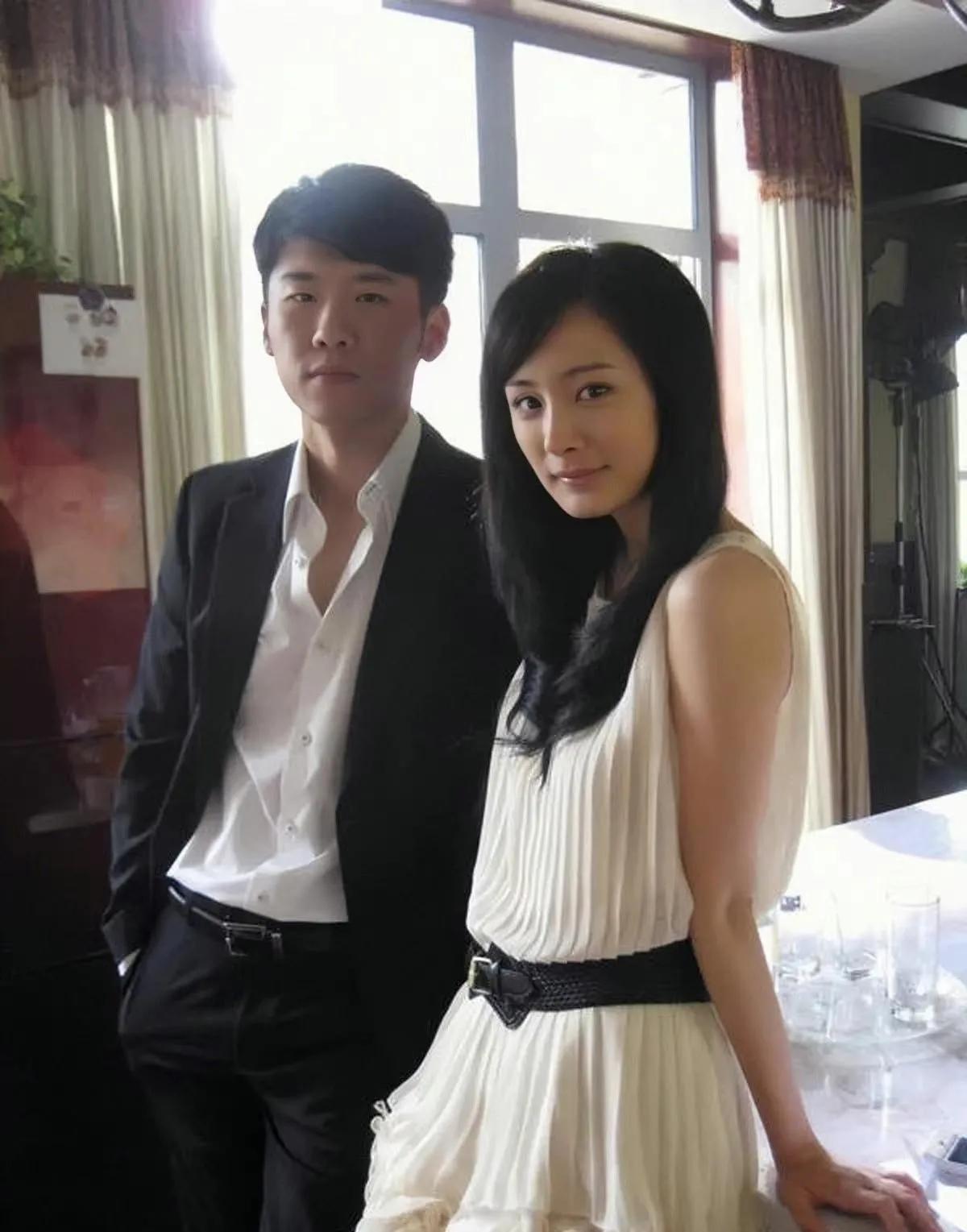 早年间，杨幂和王骁的合影。那时候的王骁还是个帅气的小鲜肉，长得神似年轻时的雷佳音