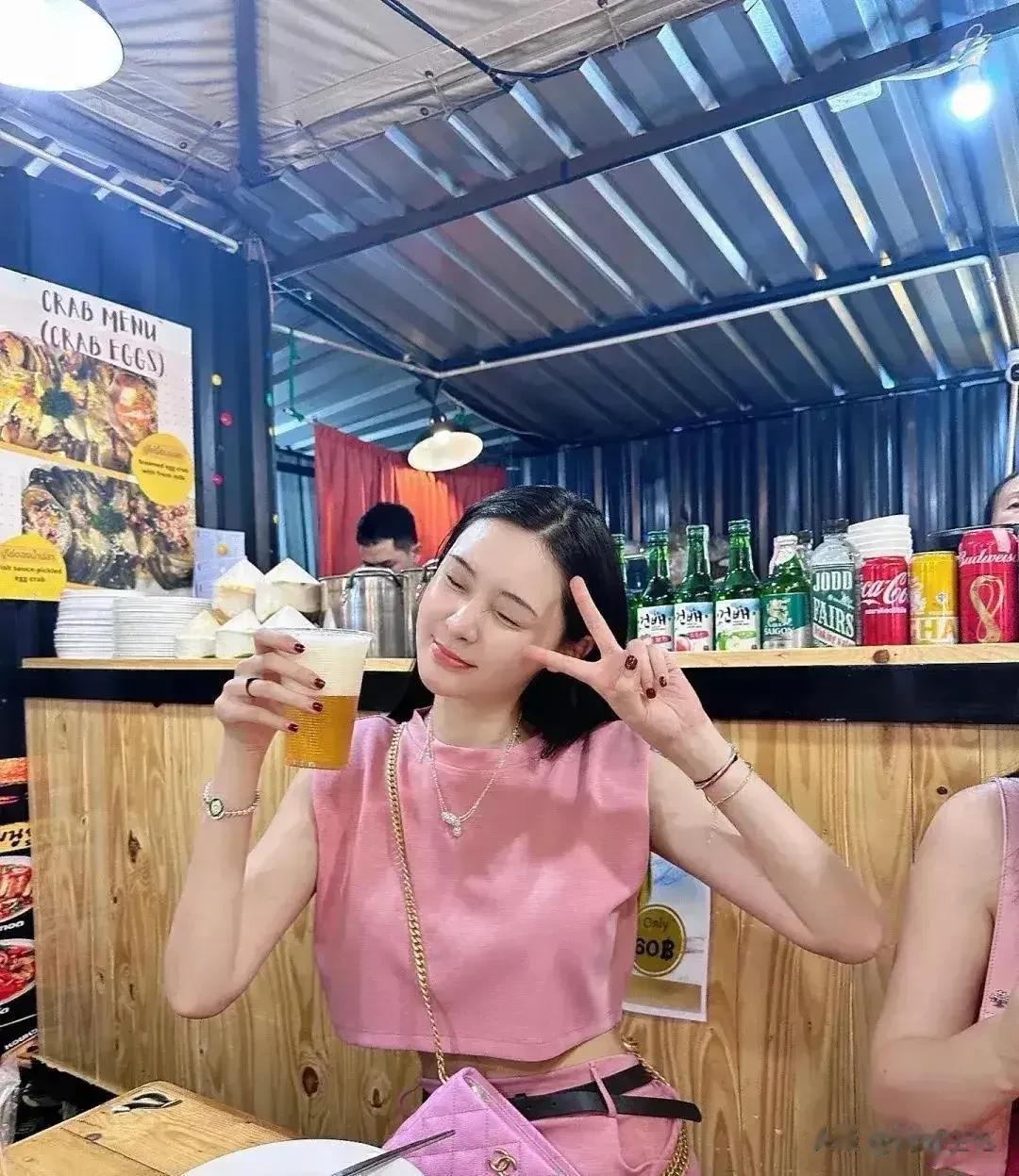 不得不说张颖颖确实年轻貌美、气质高雅，她身高达172公分，2013年就在文化模特