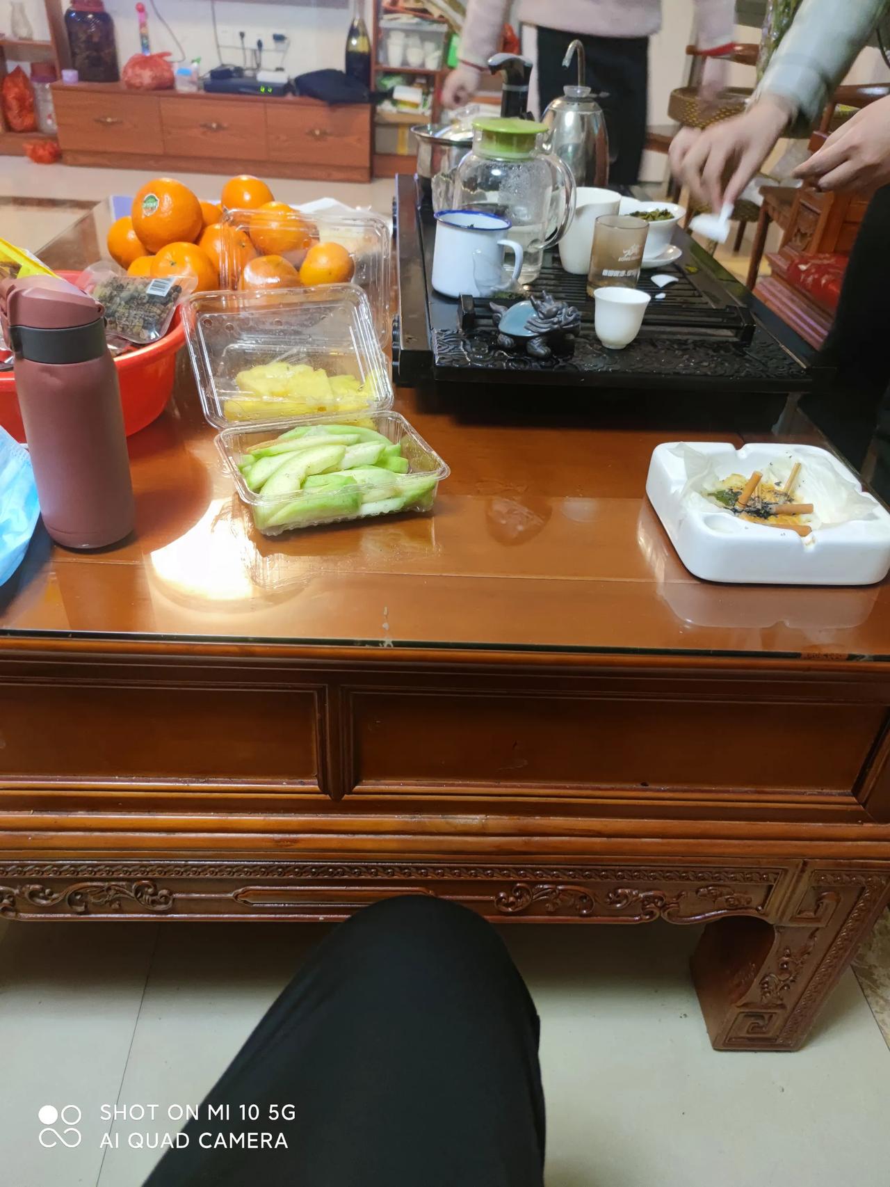 每次到小富婆这里，都要聊到晚上12点多，吃吃喝喝，时间过得很快，这家伙看到订单那