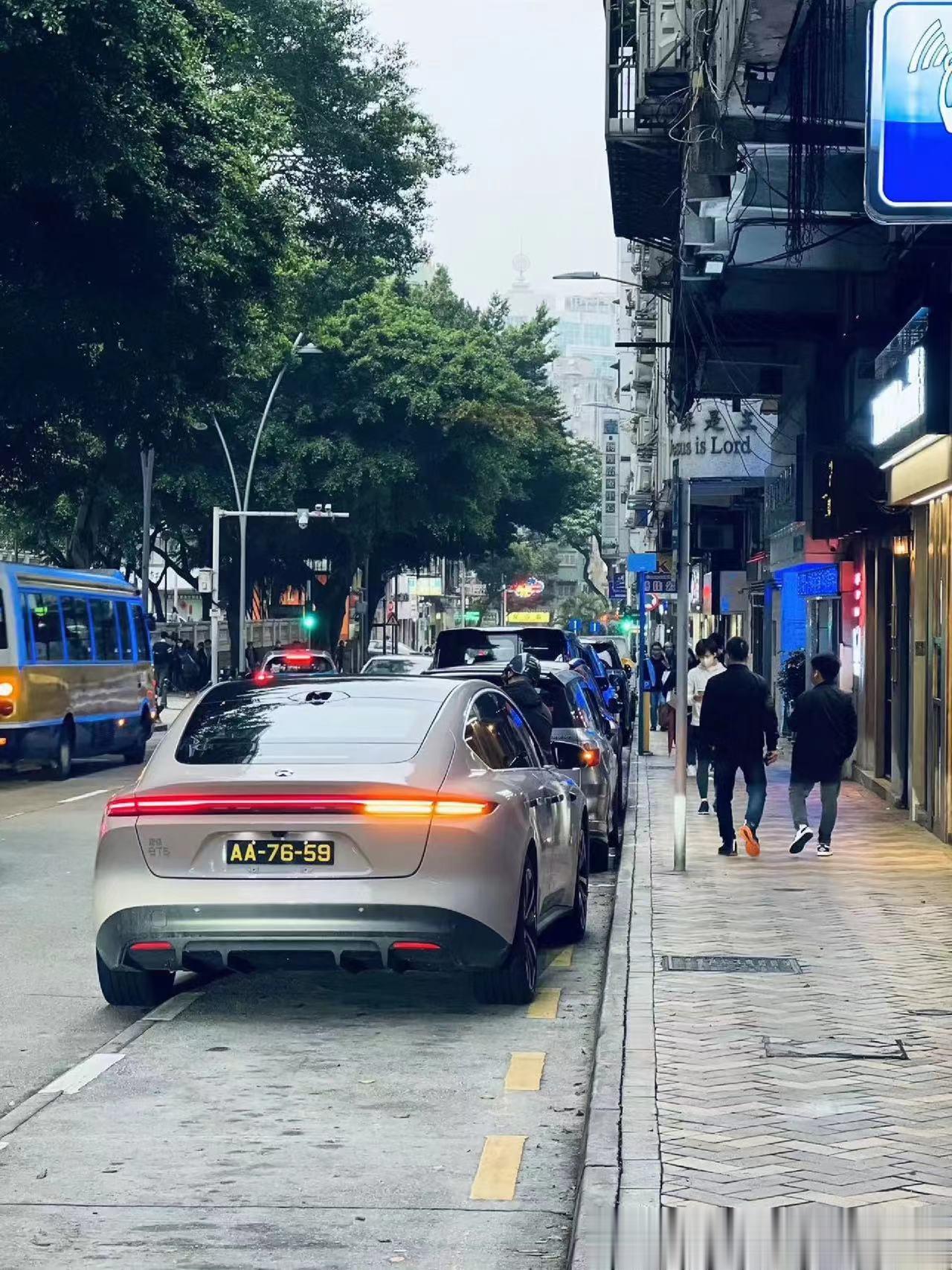 原来中国品牌的车挂一个澳门车牌，瞬间变得炒鸡洋气真好看 ​​​