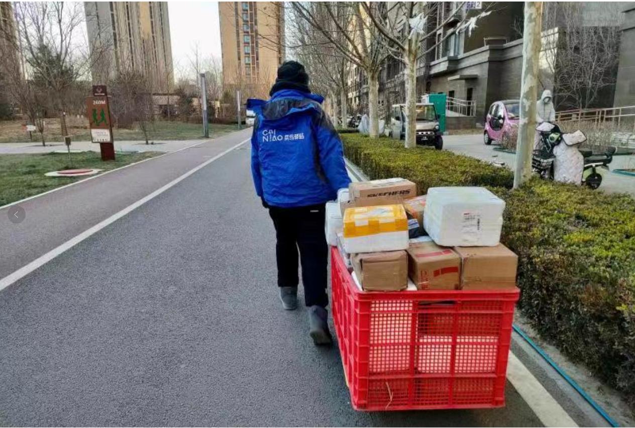 进入12月之后，全国邮政快递业务量迎来了业务高峰，全国单日快件揽收量突破3.6亿