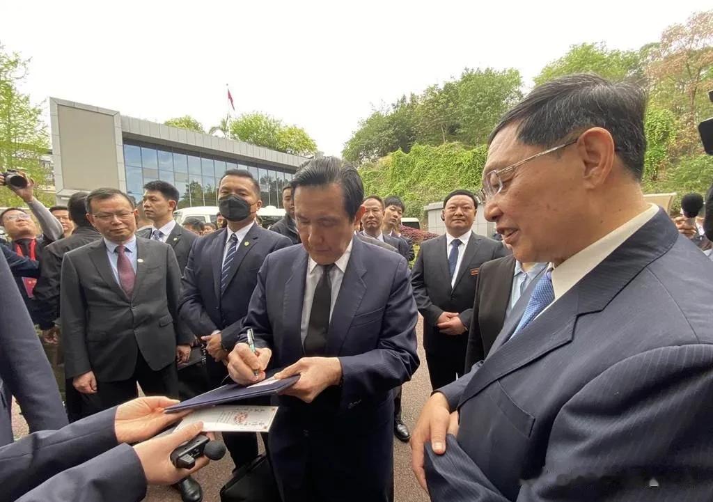 参观张自忠将军烈士陵园并祭拜，马英九再度落泪

马英九率学生访问团一行，今天上午