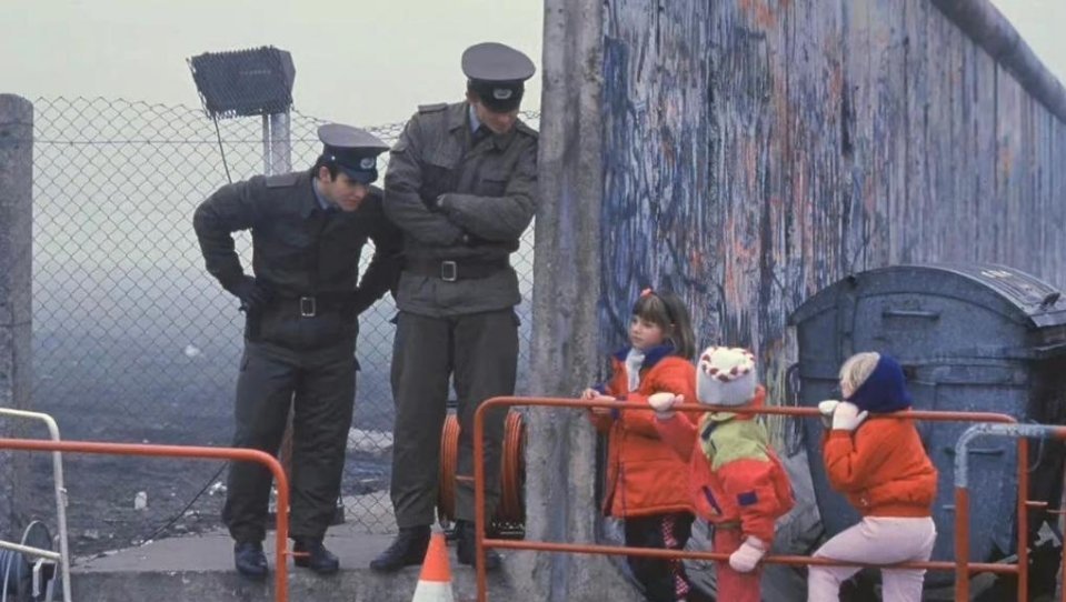 1989年的柏林。上个世纪，世界东西两极还处于冷战状态。以苏联和美国为首的代表们