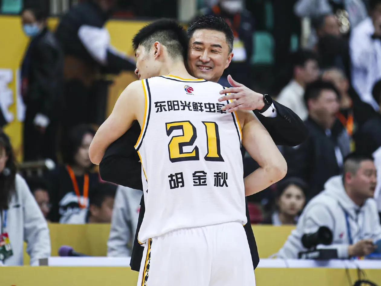 胡金秋三战广东27中23 赛后与杜锋拥抱暖心

CBA常规赛，广厦男篮以93比9