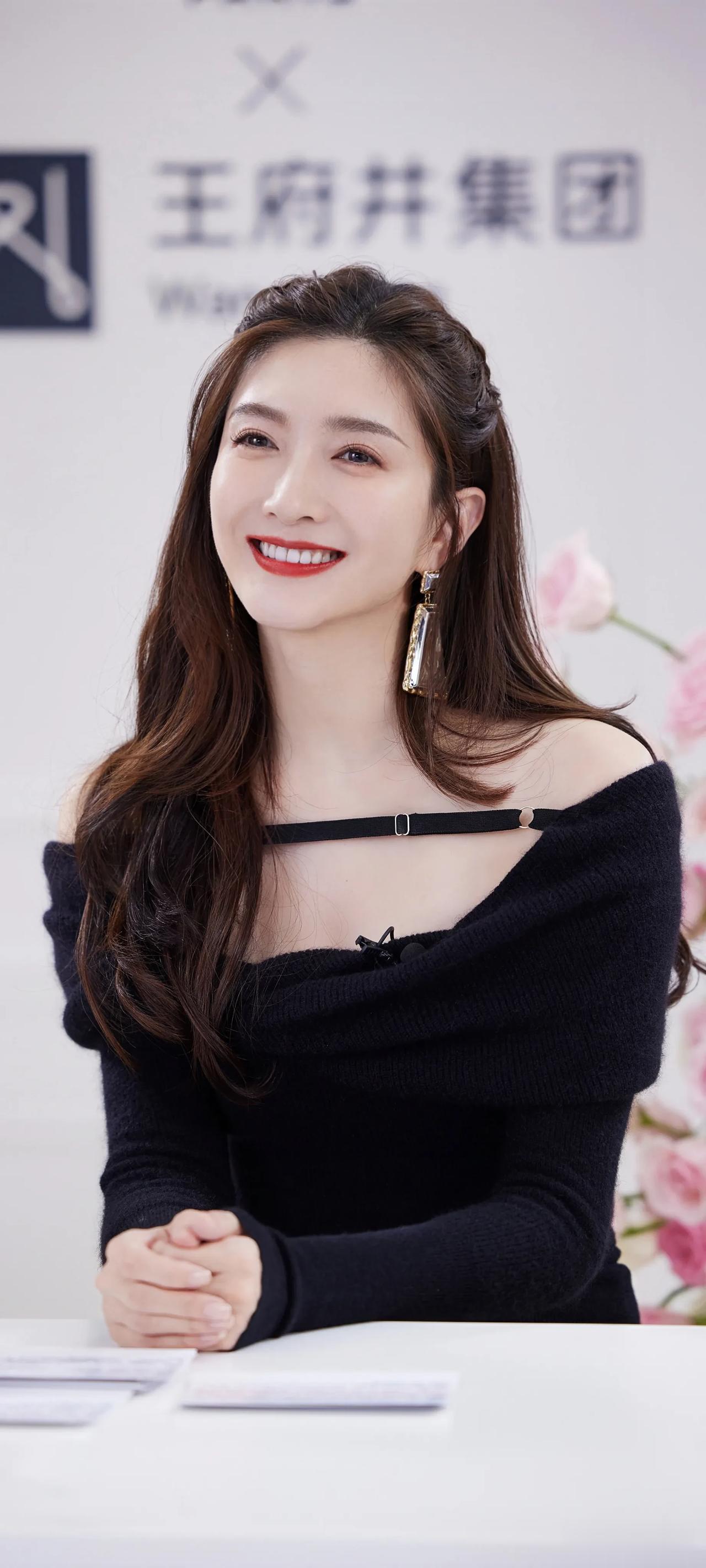 江疏影高清壁纸，身穿黑色连衣裙性感迷人。
  