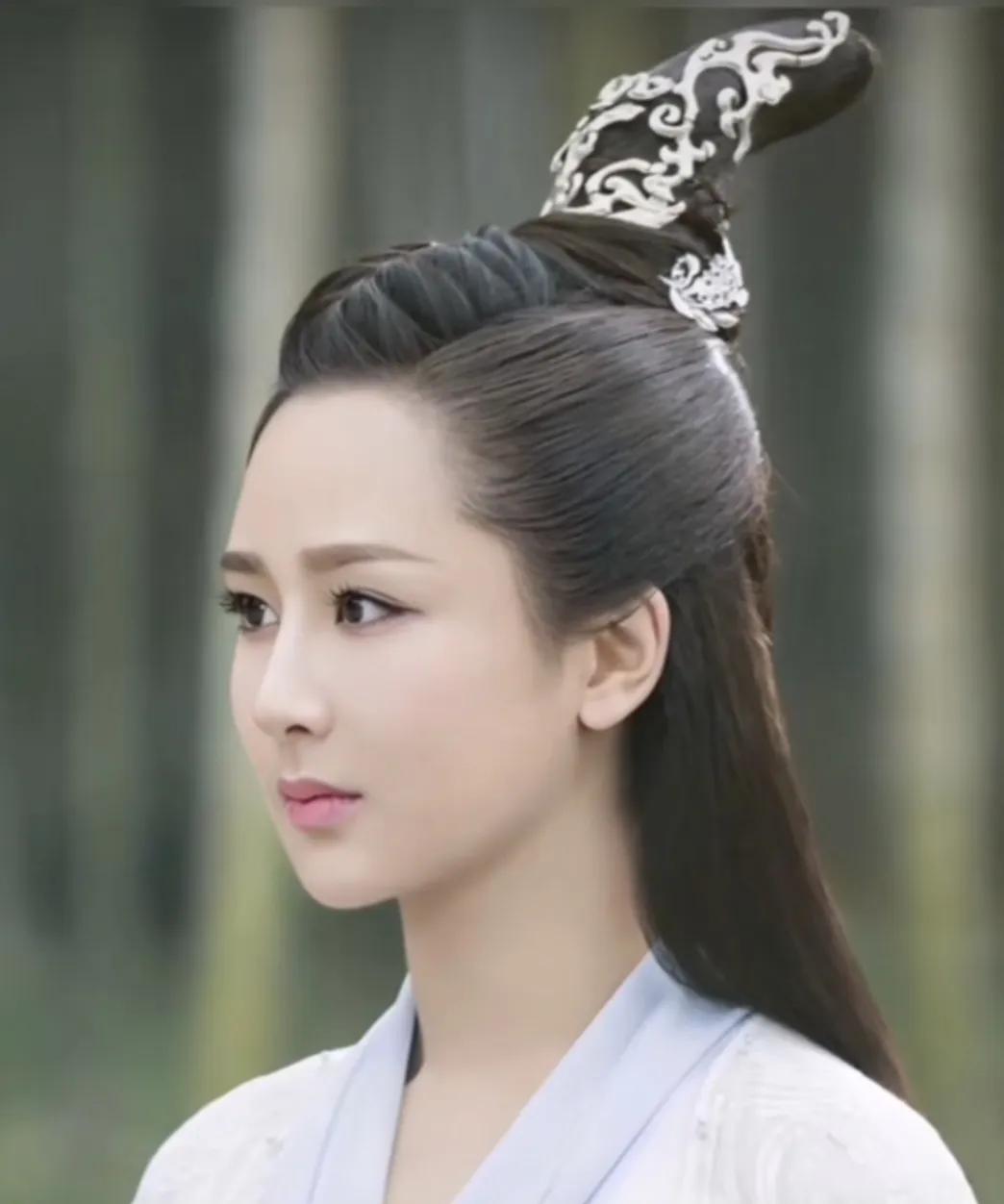 杨紫：网爆异性朋友众多，事实真让人扎心。杨紫和异性相处的界限感很明确，不搞暧昧，