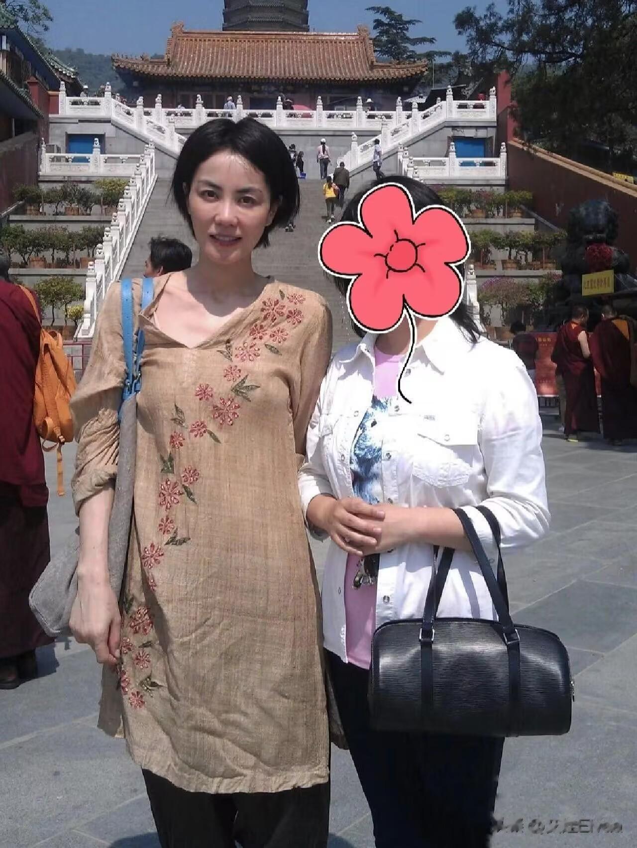 王菲拜佛被偶遇，特意穿素衣挎帆布包好虔诚，脸像30岁骨感身材减分！
 
王菲现身