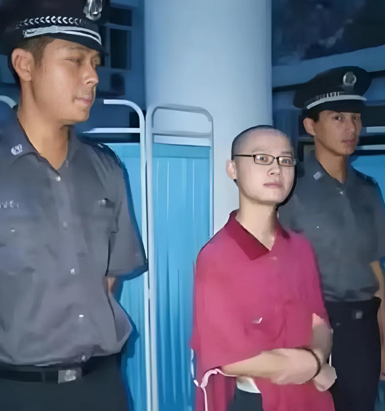 他将一位年轻漂亮的英语老师残忍地杀害了，还在审判时振振有词地说：“谁让她先玩弄我