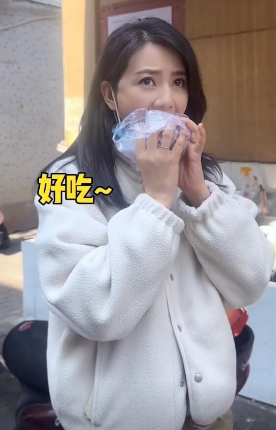 高圆圆吃路边摊！大口啃糯米发团不摆架子，穿羊羔毛涂大红唇好美！
 
高圆圆生活近