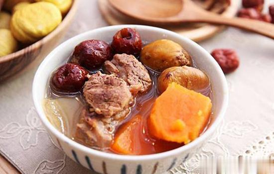 栗子红薯排骨汤（便秘）   材料：栗子、红薯、排骨做法：1、排骨500克、栗子2