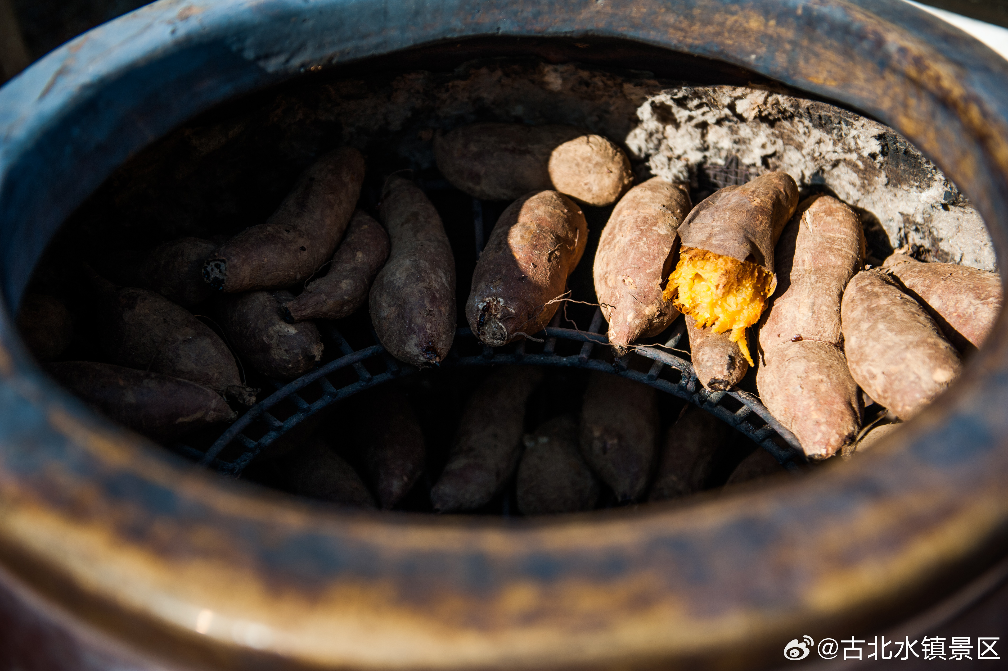 幸福就在现在：早晨的阳光、热乎的烤红薯、身边人的问候，这些都是幸福呀~早安，宝子