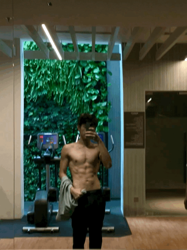 难怪陈飞宇21年就爱秀腹肌，爱健身也爱酒店?这可不是小孩那桌办的事。

网传是女