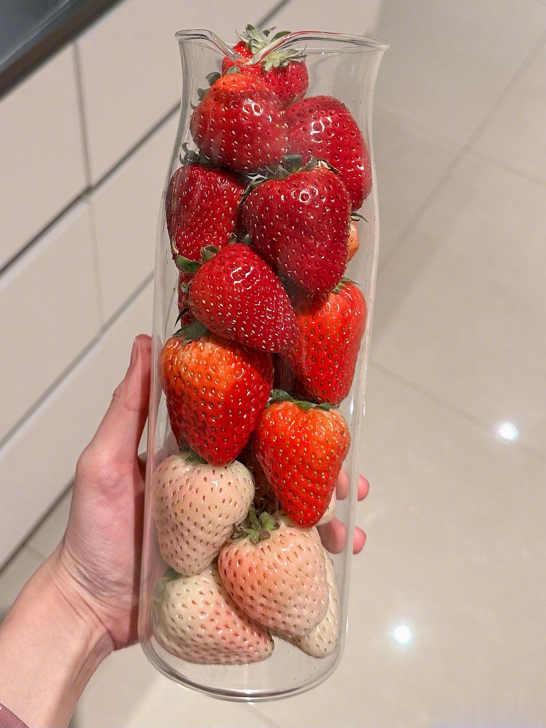🤍🖤❤️草莓草莓 ​​​