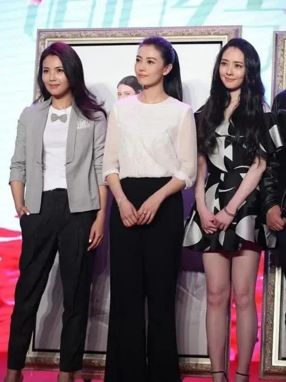 刘涛、高圆圆和郭碧婷的一张合影，三个人的身高、颜值和年龄都差不多，谁是最亮眼的的