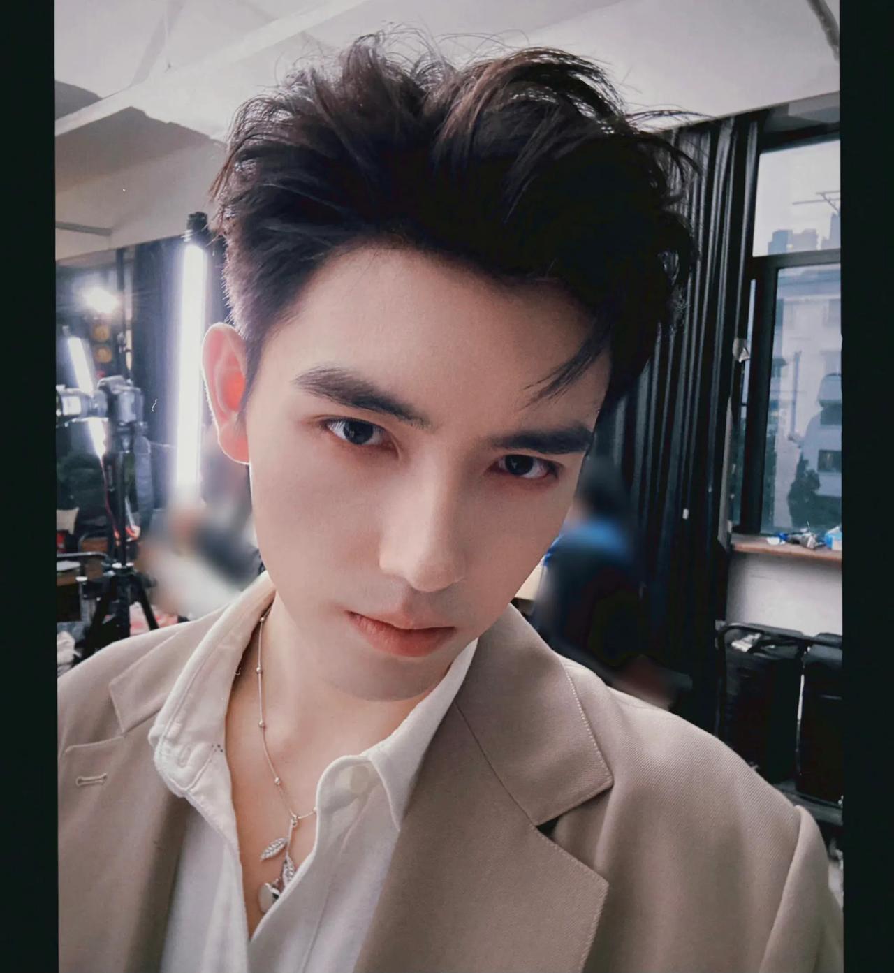 陈飞宇与女网红“是亦琳吖”床照曝光！
据说两人2021年就在一起了，曾多次在长沙