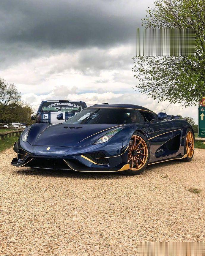 两台超跑柯尼赛格Koenigsegg Regera / 布加迪 Bugatti 