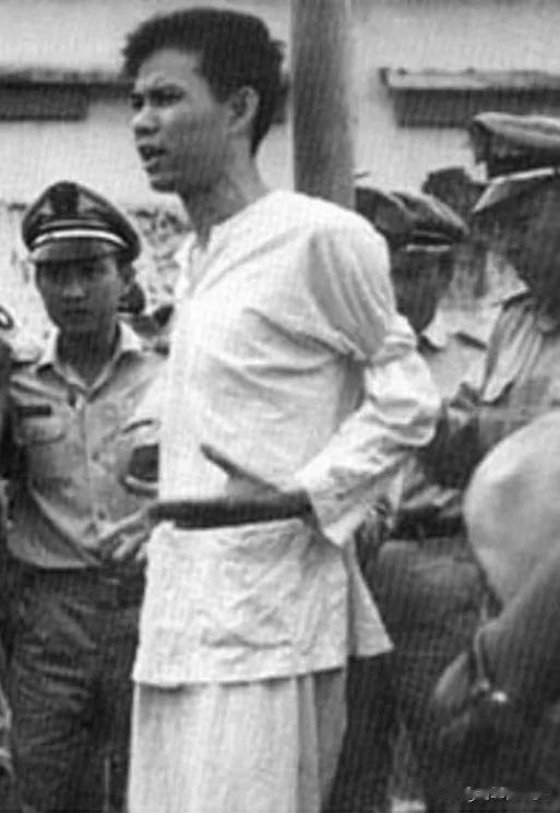 英勇不屈的越南英雄阮文追
阮文追是越南南方的一个青年。一九六四年五月九日晚上，他