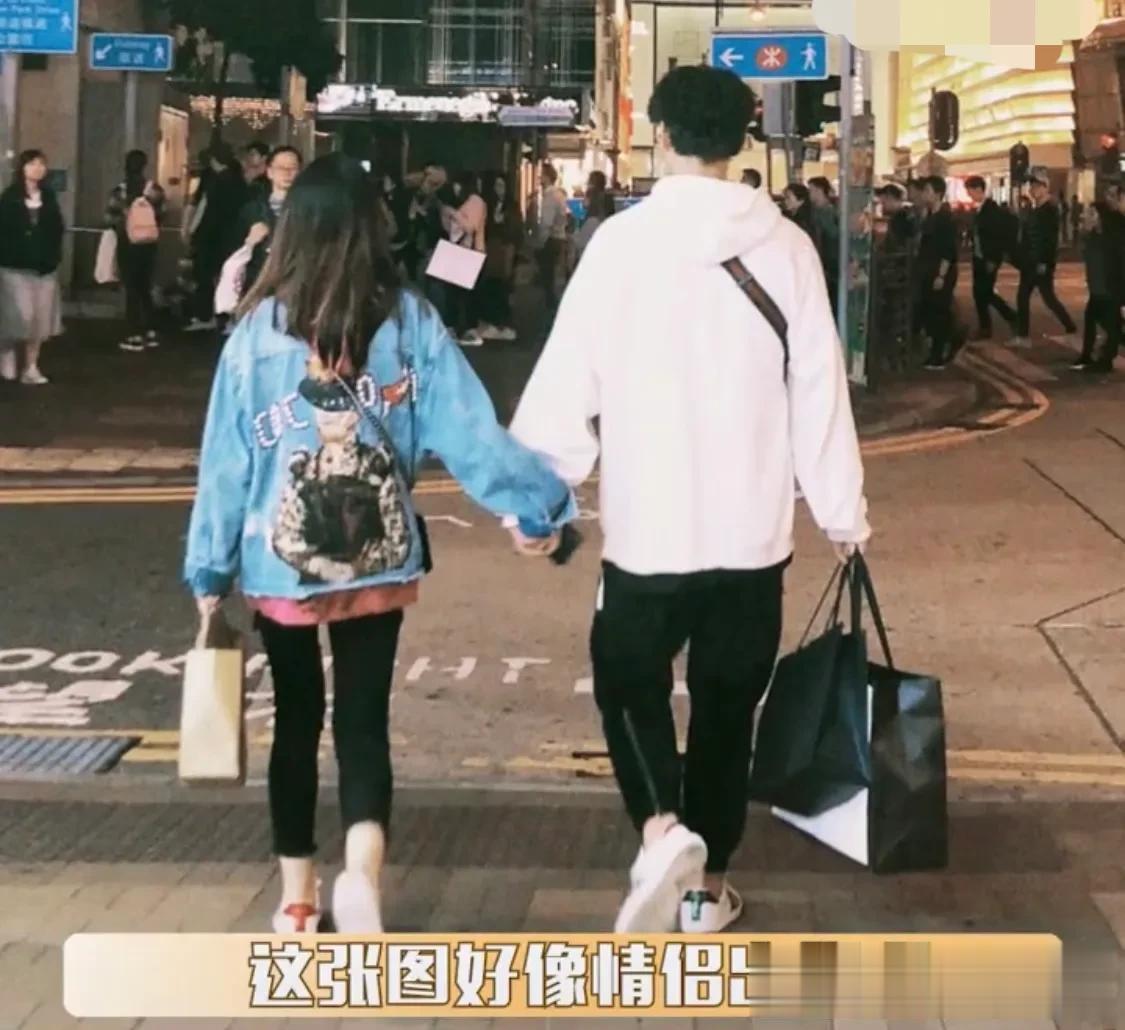 我说这不是情侣你信吗？[舔屏][舔屏][舔屏]陈鑫海和妈妈牵手背影照好像情侣出街