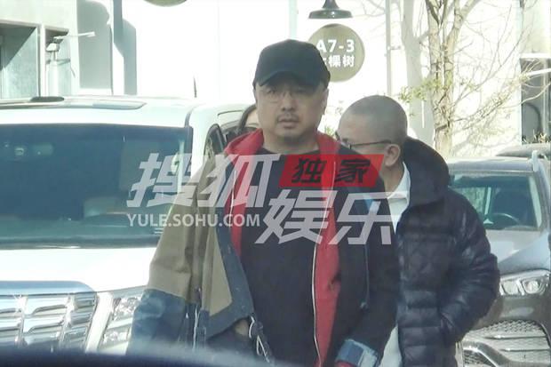  近日，徐峥和一众工作人员现身某艺术区忙碌。他身穿一件斗篷式宽松外套，内搭黑色T