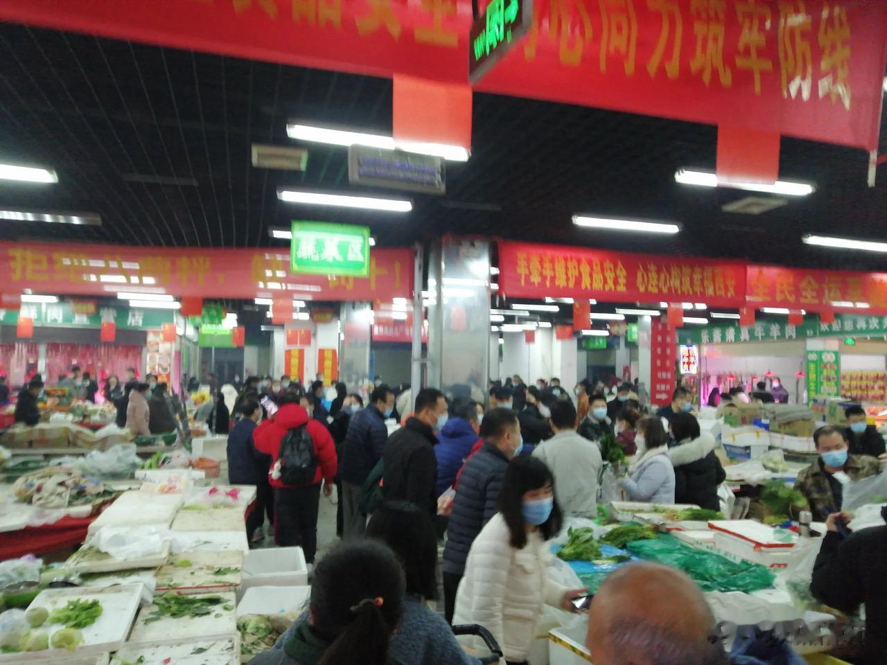 西安市要实行两天出一人的小区封闭政策了，在封闭前的最后时刻，小区的菜市场已经沦陷