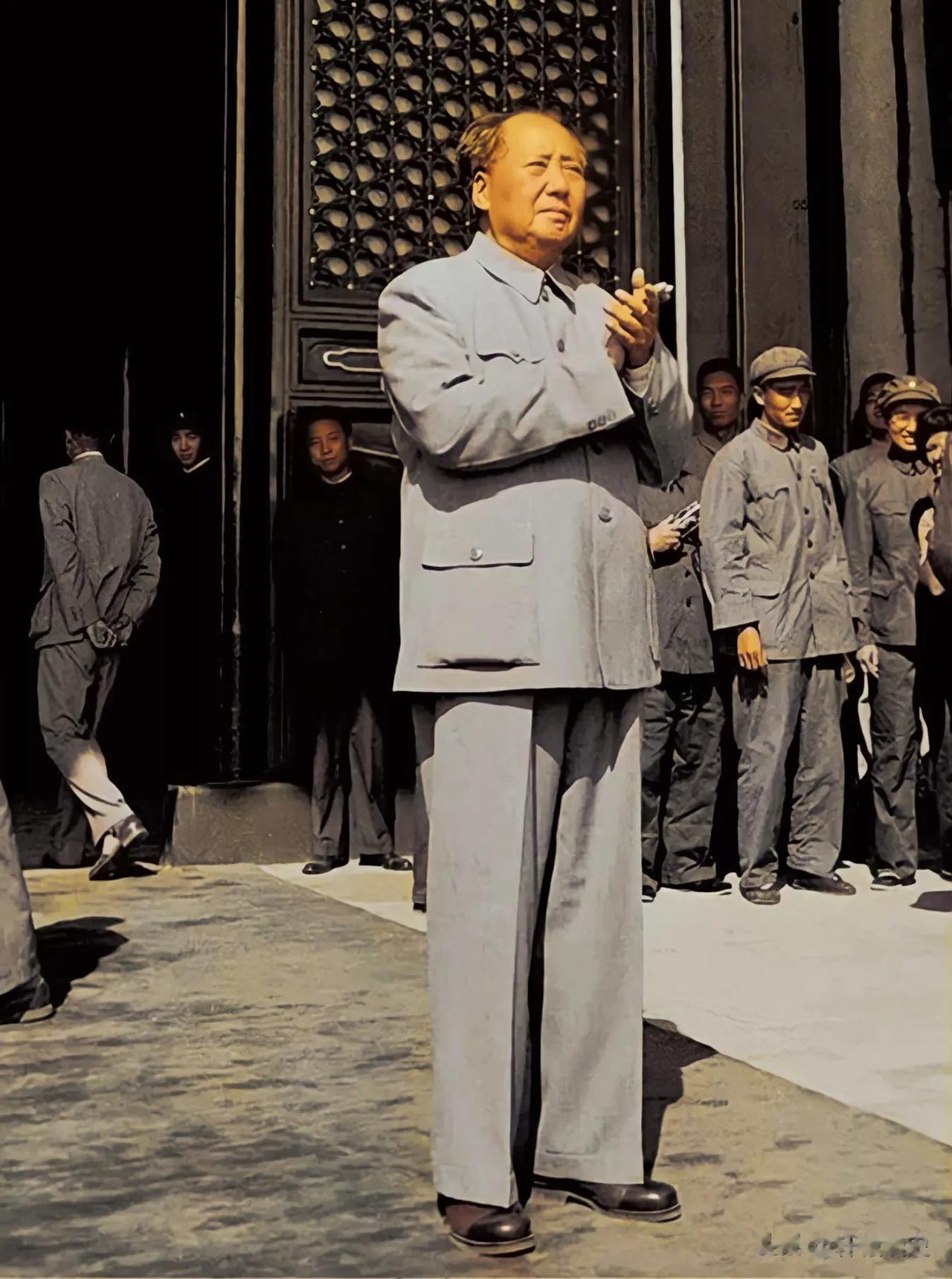 毛主席在天门城楼。

真的是年龄愈大愈怀念毛主席。气质非凡，气场强大，真正的千古
