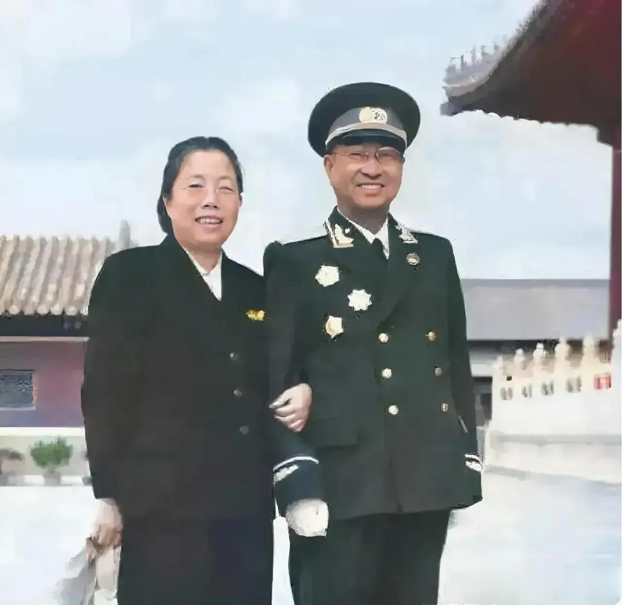 1955年10月1日国庆六周年庆典之后，身着大将礼服的陈庚和邓大姐合影，好温馨的
