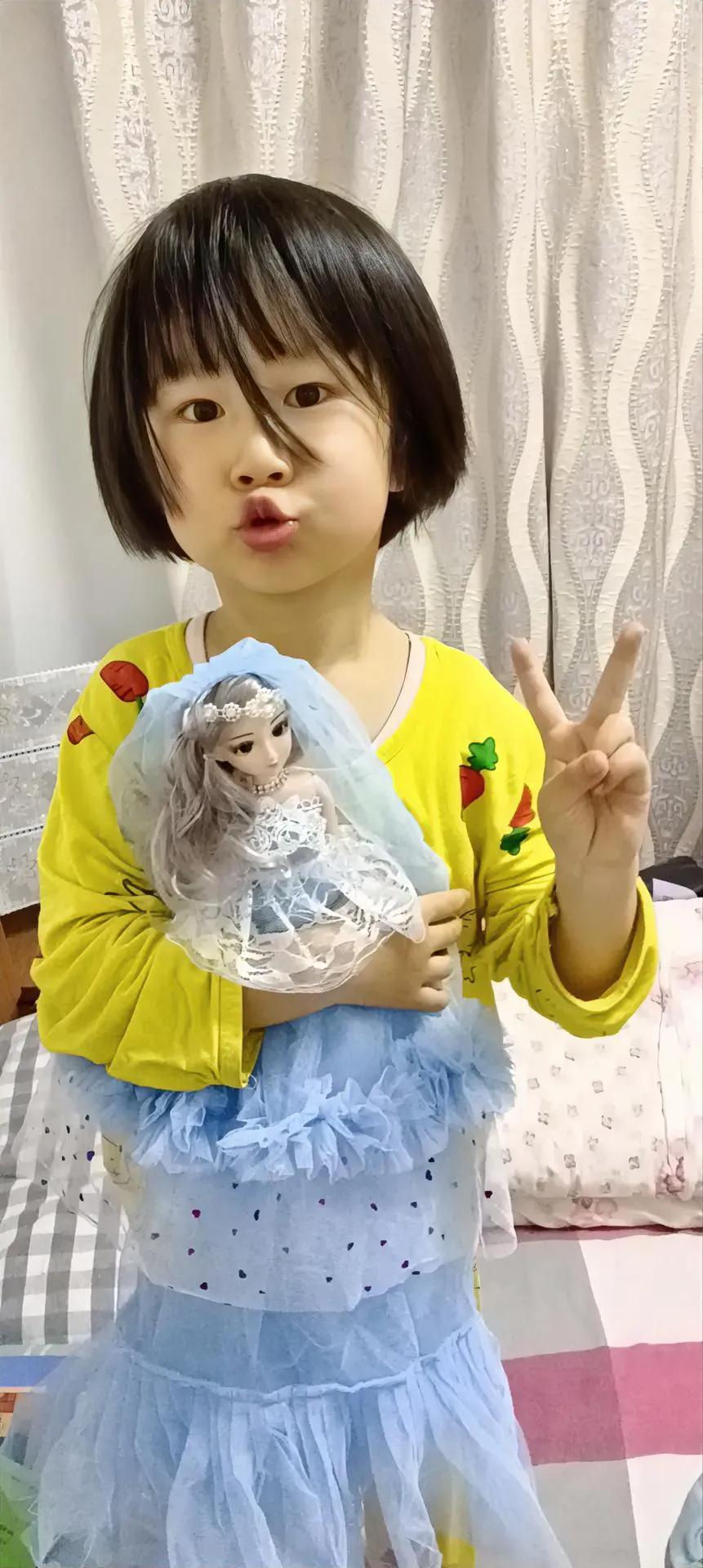 
世上的人都想追求幸福，幸福其实很简单，就是渴了有水喝，饿了有饭吃；精神有依托，