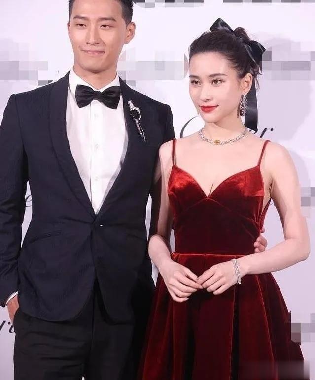 何超莲窦骁婚礼彩排开始，婚宴酒店曝光，一起来巴黎岛试婚纱吧
4月16日，何超莲和