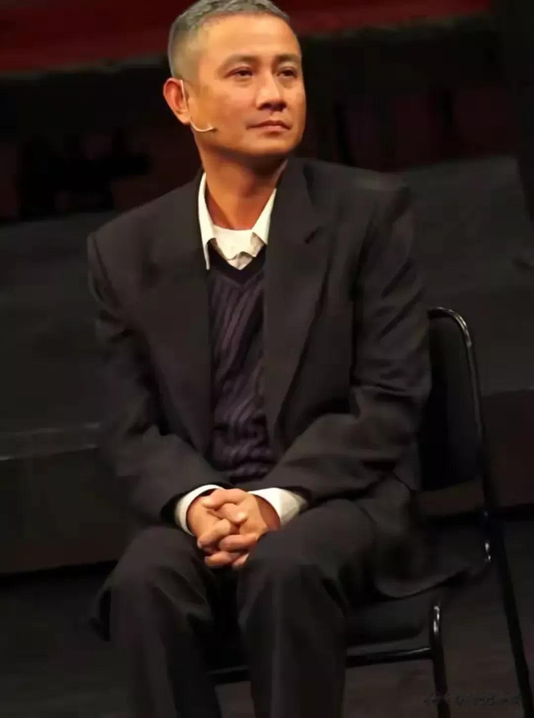 大明星文章变化也太大了吧，看到文章晒自拍照，满头白发的文章真的让我们认不出来了，