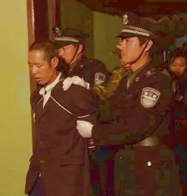2001年，河北石家庄，王玉顺被押赴刑场的一张老照片，镜头中的他由二名武警押着，