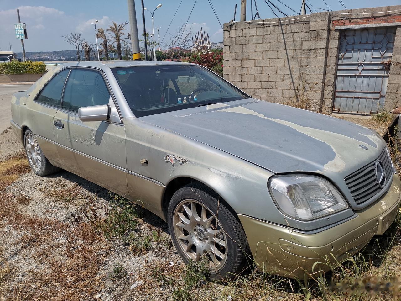 在泉州街边路遇一辆特殊的老车，C140代奔驰CL，你可以将其视为虎头奔W140的