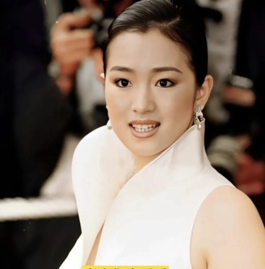 巩俐这个名字一直都是娱乐界的传奇，说她是中国第一代女王，她的表演功力、表演天赋、