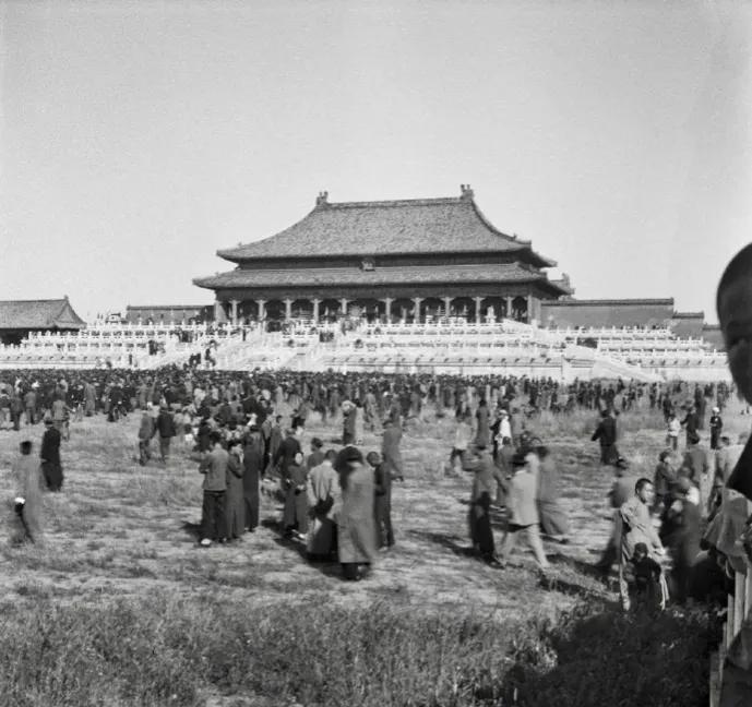 百年前的中国记录，杂草丛生的紫禁城，一马平川的北平城。男耕女织的封建社会刚被打破