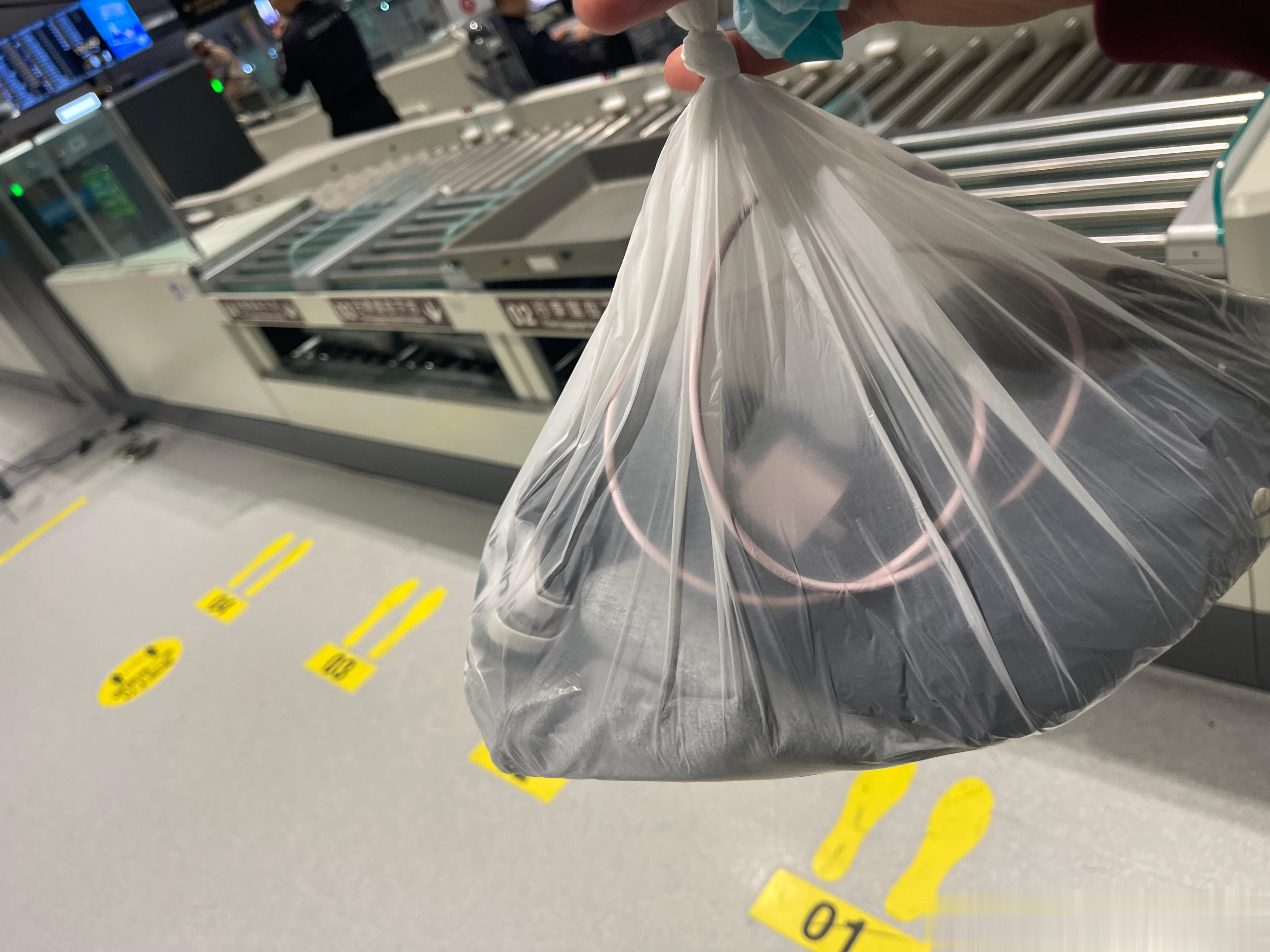 用垃圾袋打包了点衣服和一个充电器，来坐飞机～一路上没感觉不妥，来到机场突然觉得有