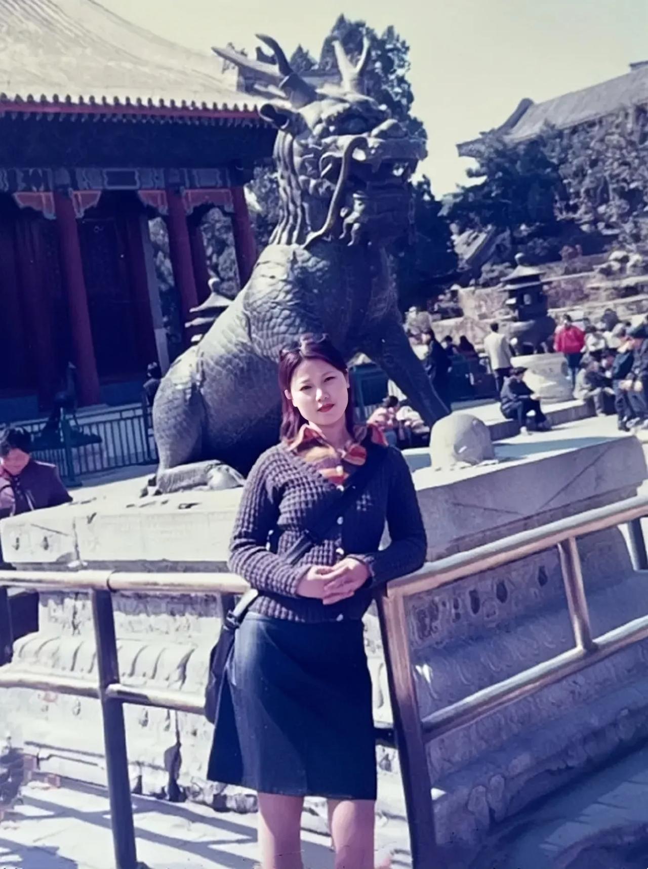 1992年的北京，一个漂亮姑娘在颐和园游玩时拍的一张留影 ，姑娘时尚靓丽，身材很