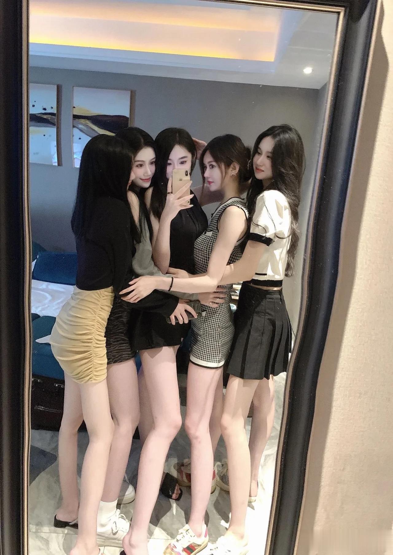 一群天花板的小姐姐 