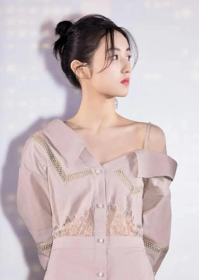 刘昊然和张子枫
两个人都是同龄人中的实力派，
两个人都处在事业的转型期，
两个人