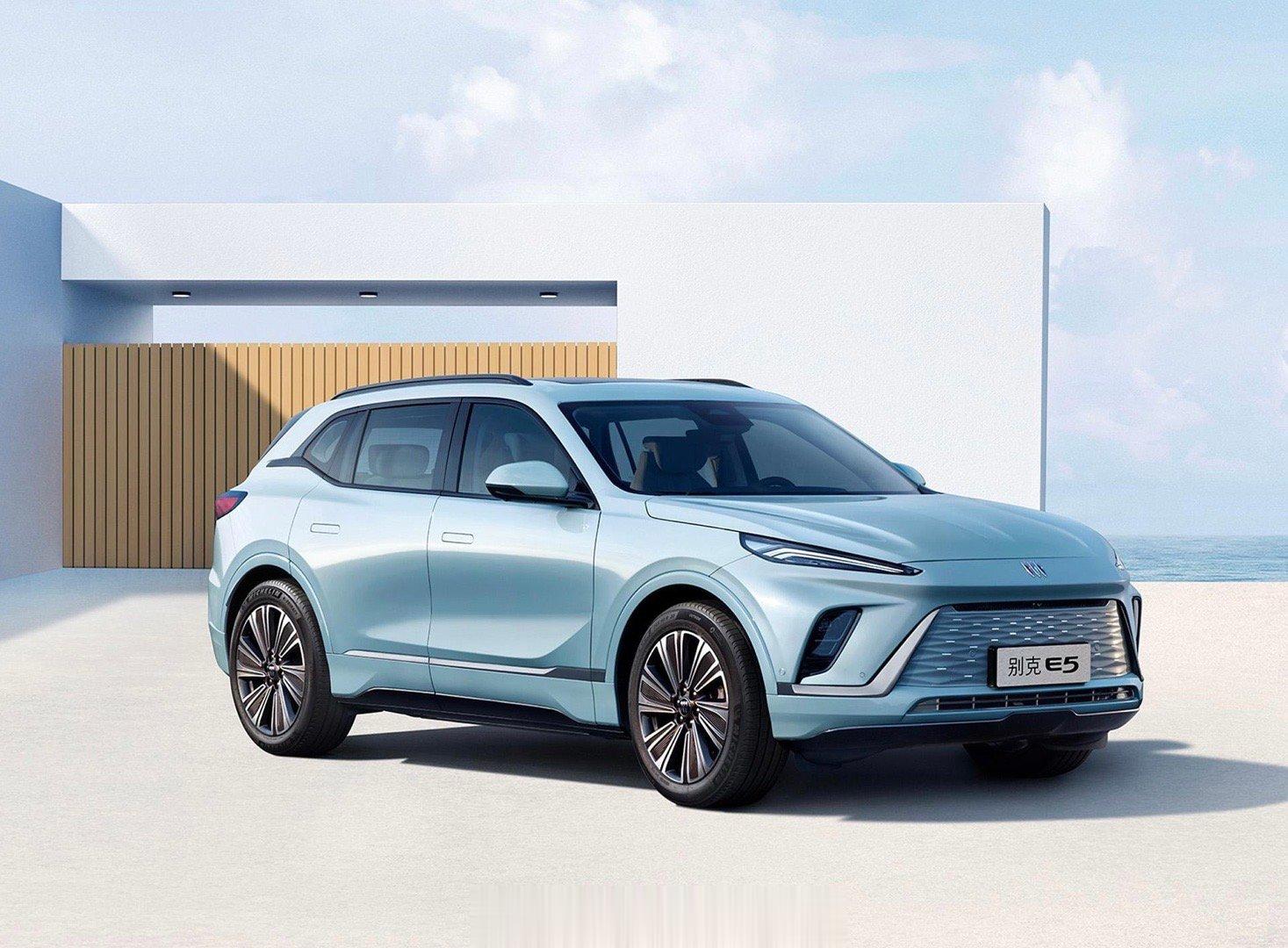 晚上，别克基于奥特能纯电平台打造的全新纯电动中大型SUV别克E5正式上市，提供5