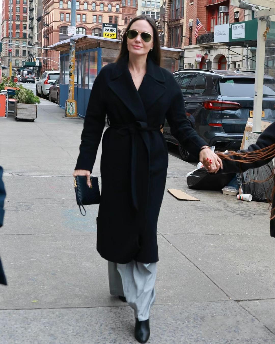 安吉丽娜朱莉现身街头，穿长裤黑