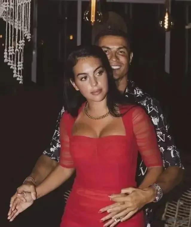 C罗的5个孩子分属3个不同的妈，其中乔治娜为C罗生了2个孩子，不过C罗还并没答应