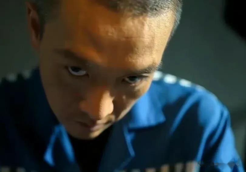 《狂飙》老默一出来，我妈就说：这人不简单，少去招惹他！我说：不就是抢劫犯吗？都关