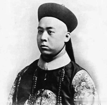 公元1908年11月13日深夜，已经73岁高龄的慈禧太后紧急召见军机大臣进宫议事