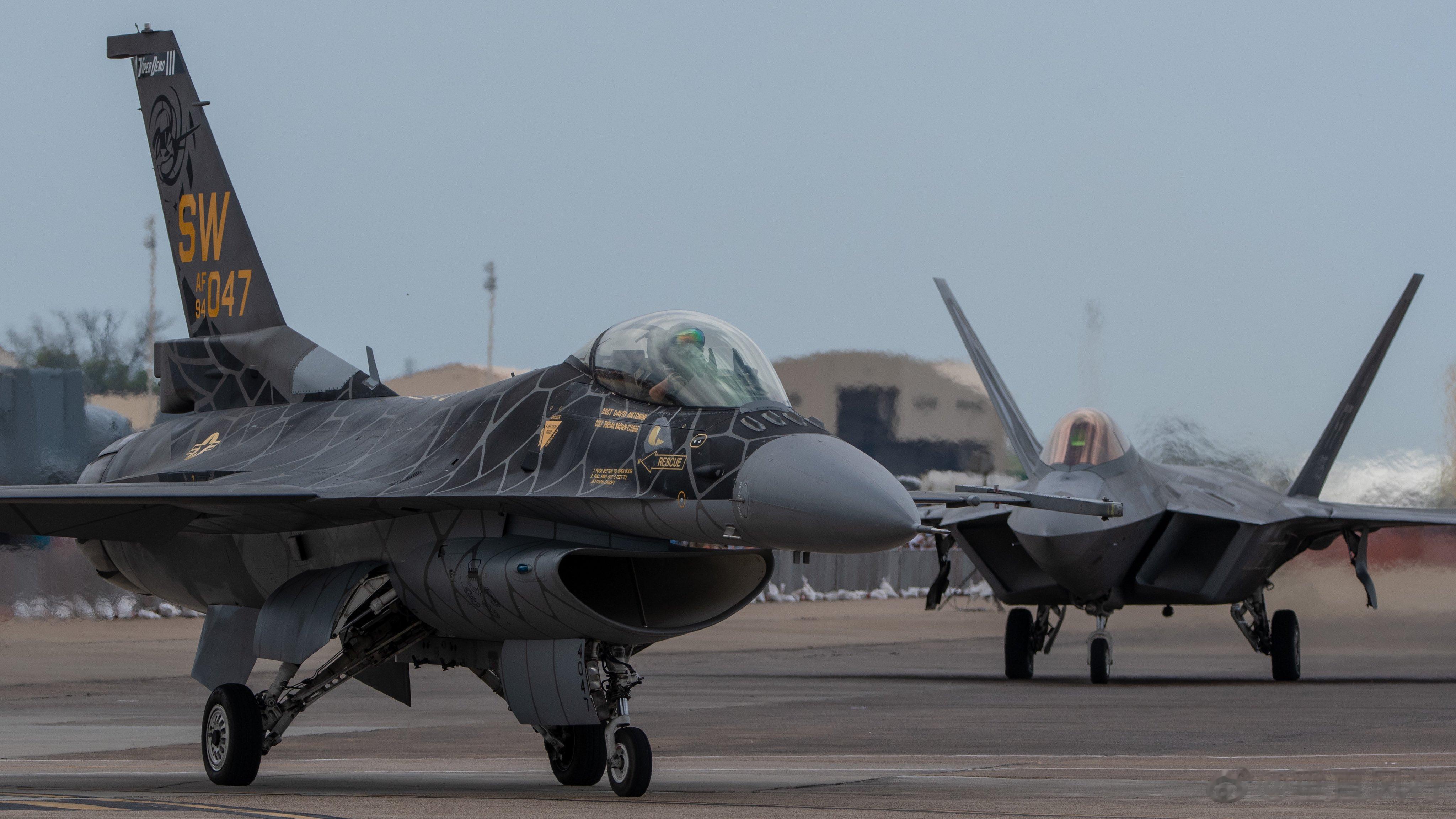 参加美国路易斯安那州巴克斯代尔空军基地航展的F-16Demo Team的毒液涂装