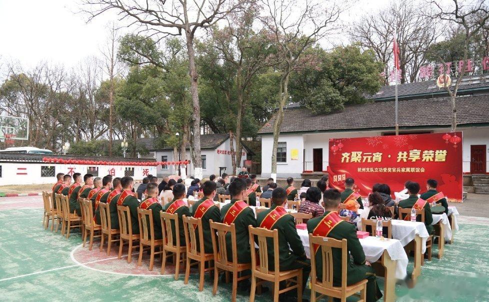 【#一人当兵全家光荣#】近日，武警浙江总队杭州支队在西子湖畔隆重举行以“齐聚元宵