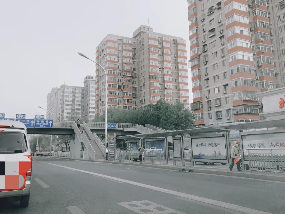 早高峰北京三环主路公交站台只有一名乘客。开车从十里河到潘家园堵了半小时。公交专用