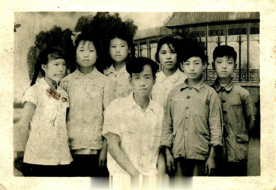 “一闪一闪龟星人”朋友可能是老师，他在微博上说“觉得自己任重道远[允悲]教小孩要