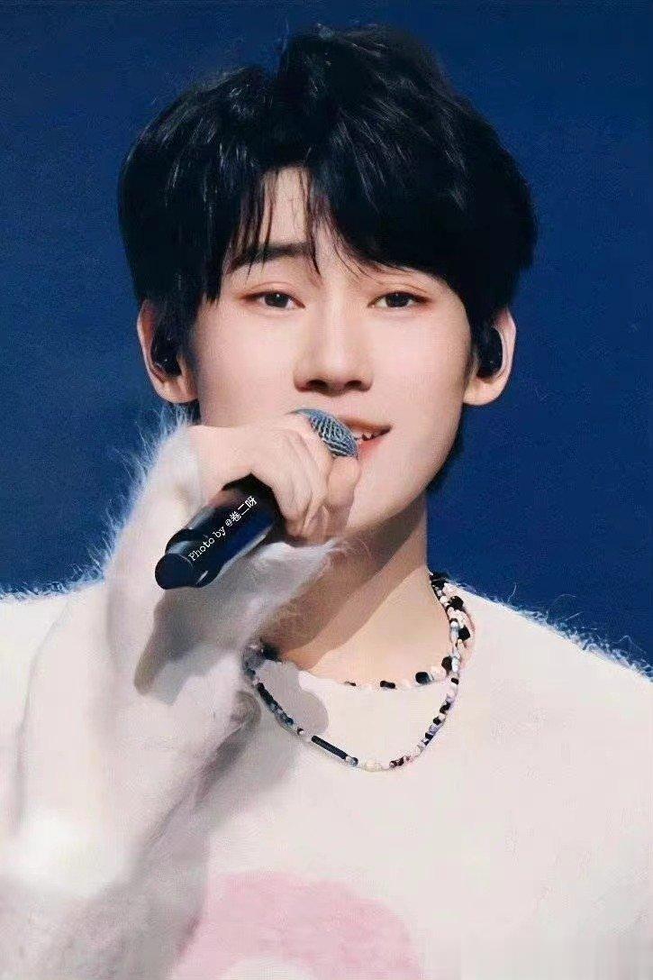 #张真源抬起头来舞台镜头#  