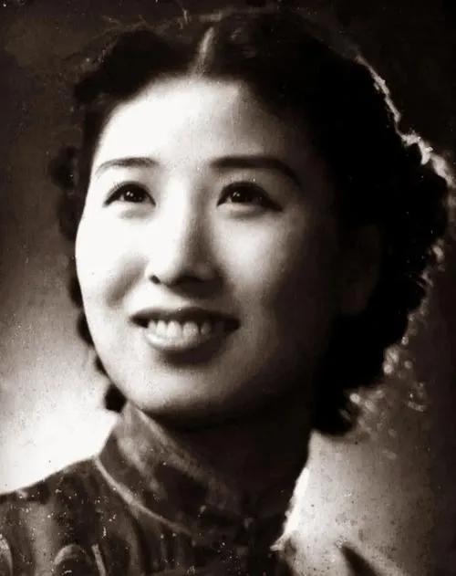 1940年2月，郑苹如被带到刑场。临刑前，她突然对刽子手说：“请不要打我的脸！”
