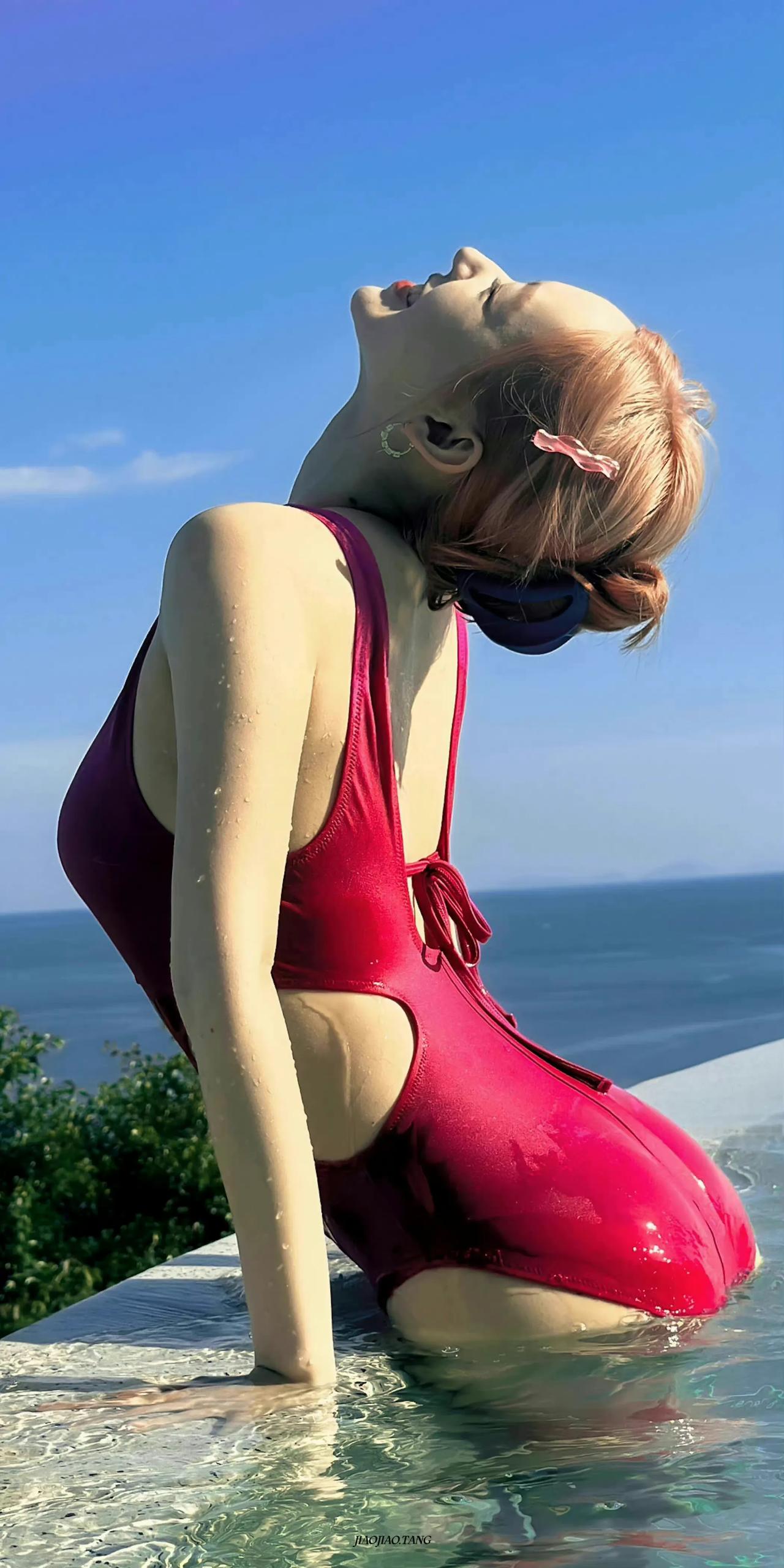 女明星程潇的好身材名不虚传啊，之前传闻她昵称“奶潇”，我还以为说她甜美可爱，像是